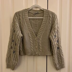 ❤️ 3 for $15 Sky and Sparrow Cropped Beige Cable Knit Cardigan
